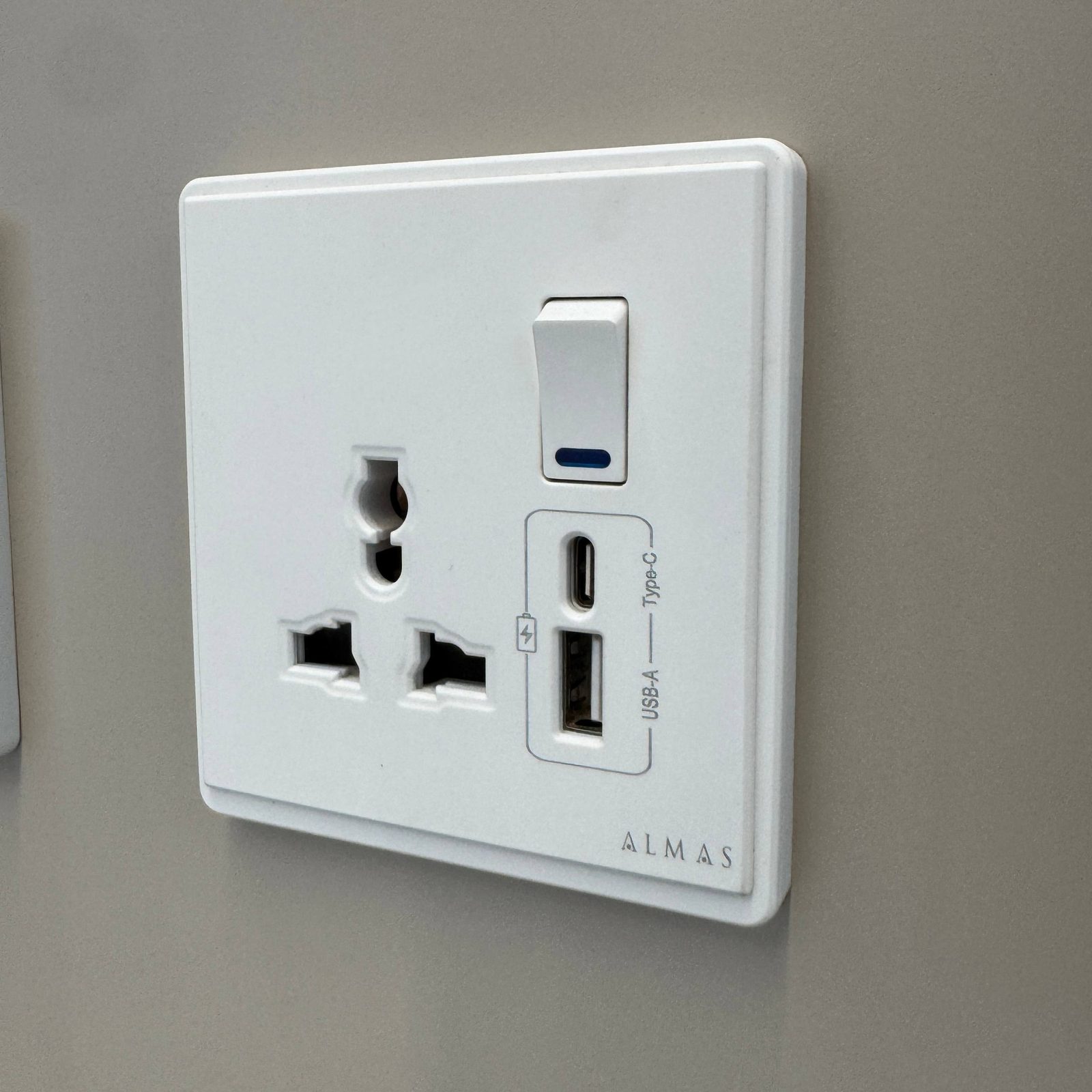JOCKER SOCKET + USB.ALMAS
